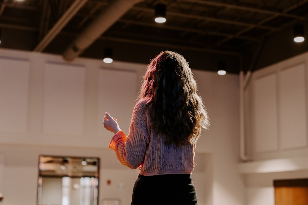 confident speaker with open body language